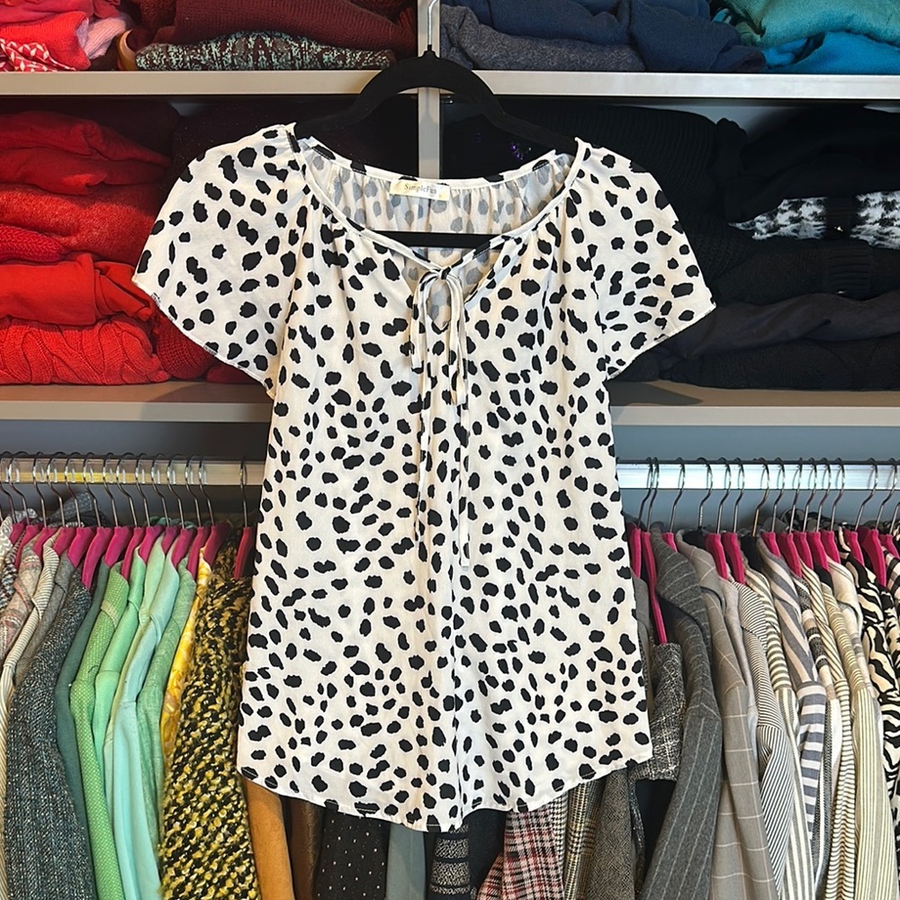 Simple Fun white/black dotted short sleeve front tie top size S